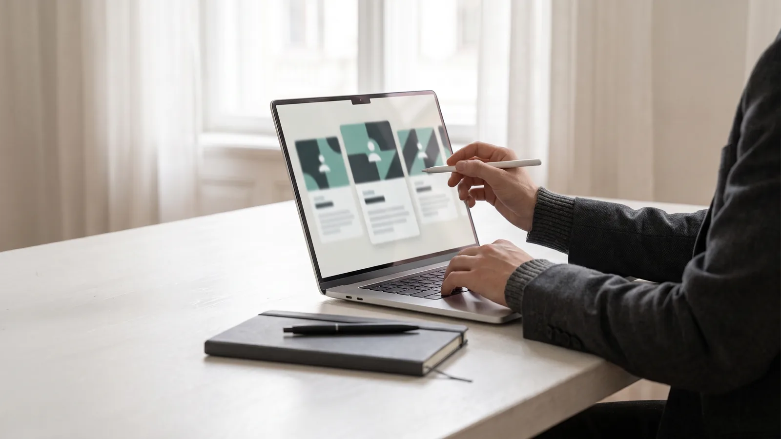LinkedIn KOL 후보의 팔로워 구성과 댓글을 검토하는 B2B 마케팅 실무 장면